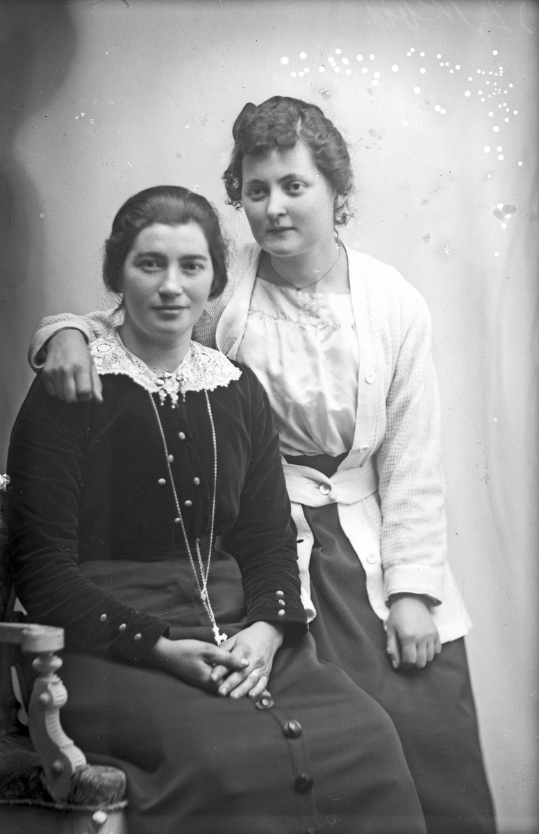Portrett av to unge kvinner, den ene er Anni Kristensen.