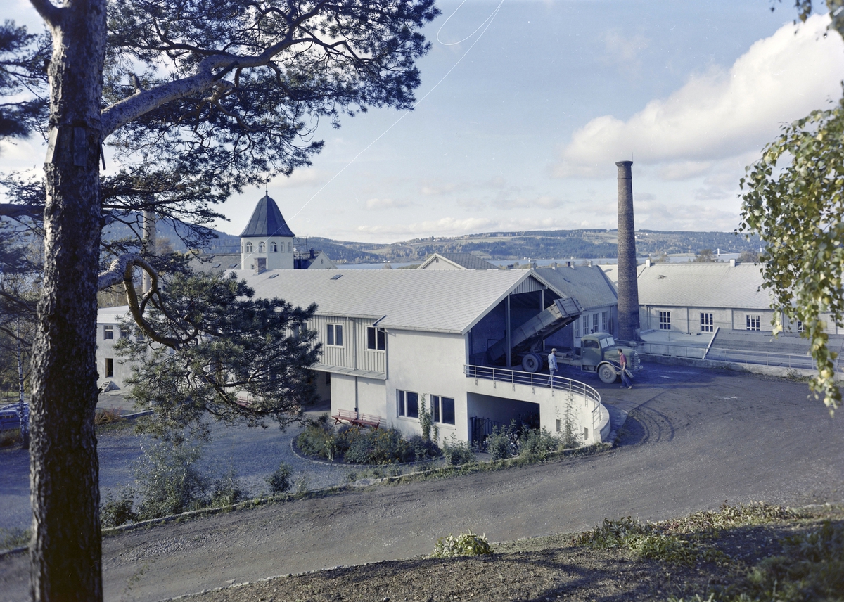 Brumunddal Potetmel- og Sagofabrikk, Brumunddal, Ringsaker.  Fabrikk, fabrikkarbeid, lastebiler med potetlass, levering av poteter