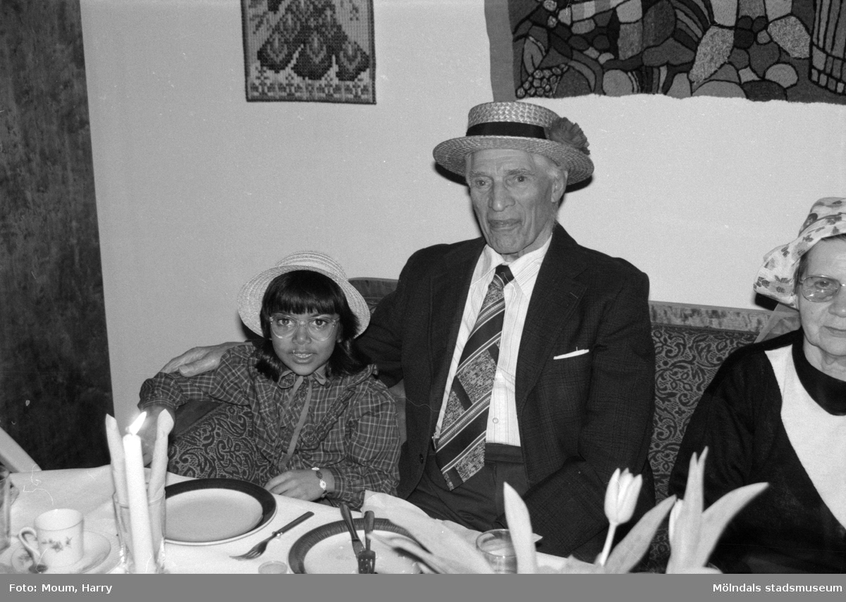Vårfest på Brogården, Lindome äldreboende, år 1985.

För mer information om bilden se under tilläggsinformation.