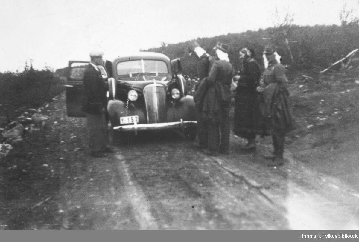 På vei over Finnmarksvidda med bil, myggslør og elendig veistandard. Innskrift i album "På vidda". Chevrolet årsmodell 1937 med registreringsnr. Y-152. Reservehjul i begge forskjermene var uvanlig.