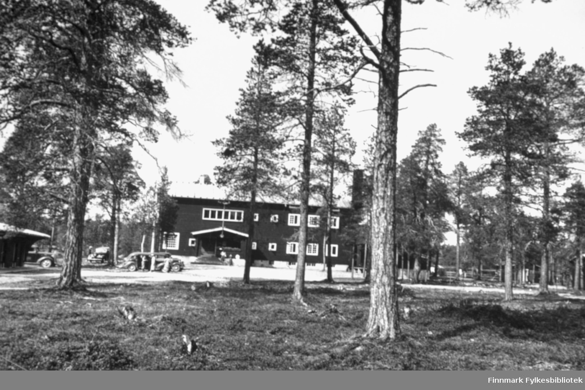 "Enare Turiststasjon" står det bak bildet.  Dette er nåværende Hotel Kultahovi i Inari/Enare. Hotellet var bygget i 1956 på tuftene av det originale hotellet fra 1937. Det opprinnelige hotellet ble bombet av tyskerne under 2.verdenskrig.  Foto: Chr. B. Heimbeck.