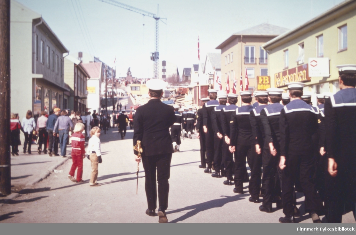 Avdelingen fra HMS "Salisbury'" langs Tollbodgata,  på vei til avdukingshøytideligheten for bysten over Kalle Rasmussen 17.mai 1978.  Foto: Per Bjørgan.