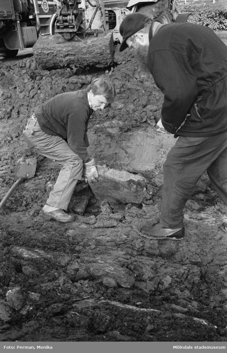 Dokumentation av anläggande av spelplaner på Gunnebo 1992-1993.
Lars Gahrn inspekterar den äldsta dränagetunneln på 60 cm djup.