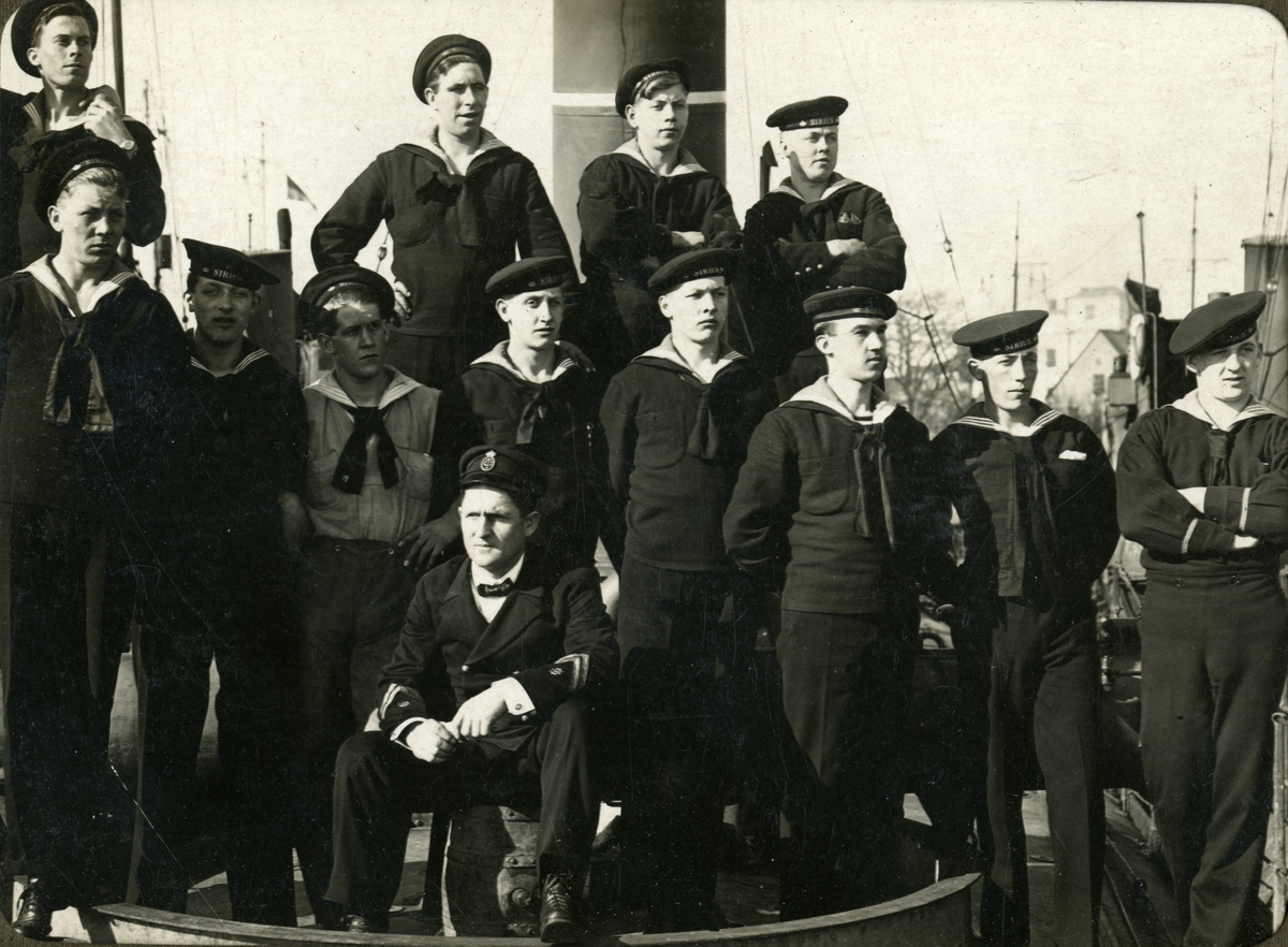 Gruppbild på sjömän ombord 1.klass torpedbåt Sirius. Längst till höger Gustaf Andersson.