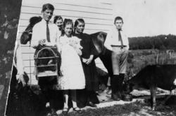 Dette bildet er tatt utenfor huset på gården Strømsnes i Jar