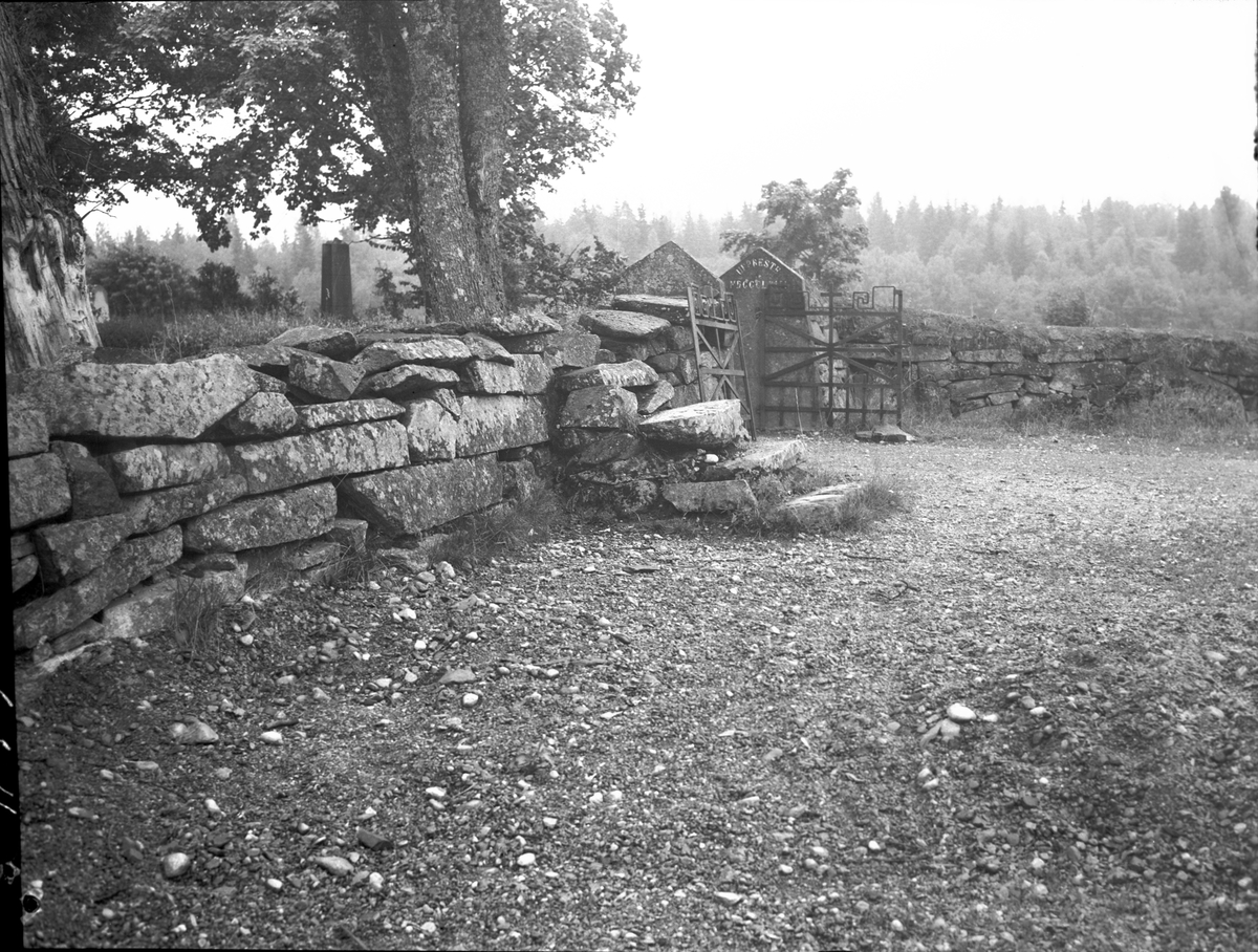 Kyrkogårdsmuren och grindarna. Rännelanda