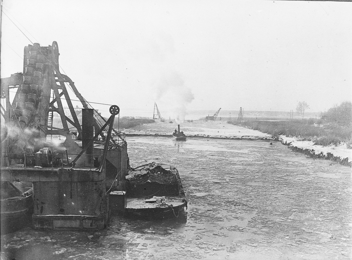 Arbete med muddring för nya kanalen genom Lilla Vassbotten åren 1910-1916  Vänersborg