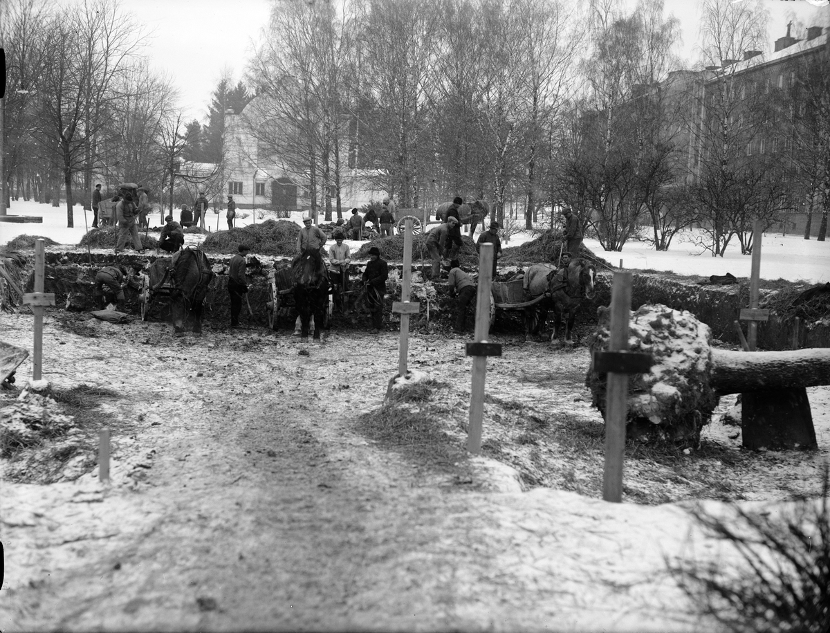 Sannolikt bygget av plaskdamm i Skolparken, Uppsala, nödhjälpsarbete februari 1933