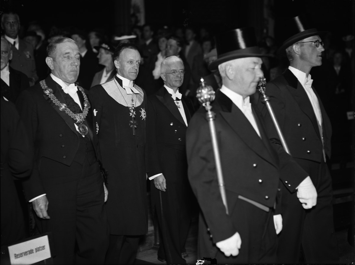 Professor Thore Engströmer, ärkebiskop Erling Eidem och professor Nils von Hofsten, i samband med von Hofstens installation som rektor för Uppsala universitet 1943