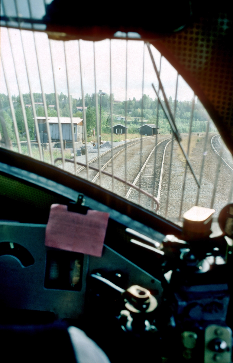 Et tomt malmtog kjører inn på Storforshei stasjon, sett fra lokomotivet (Di 3 620). Toget skal bakkes opp i tunnelen til siloen og lastes hos Rana Gruber.