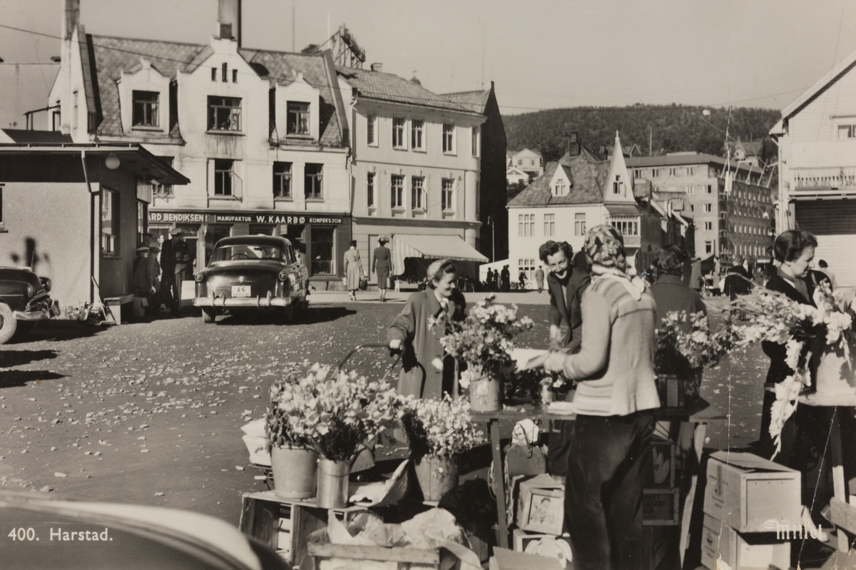 Torghandel i Harstad på 1950-tallet. Schjøtnerkiosken til venstre.