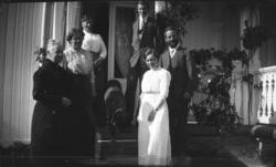 Fotoarkivet etter Gunnar Knudsen. Gruppebilde tatt foran  in