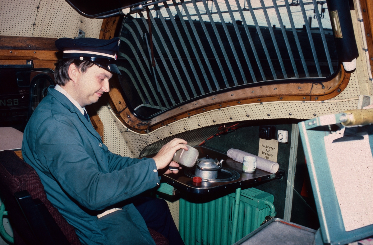 Lokomotivførerassistent koker kaffe ombord på et dieselelektrisk lokomotiv type Di 3 (NOHAB). Da dampdriften opphørte ved NSB i 1970 ble stillingstittelen "Lokomotivfyrbøter" gjort om til "Lokomotivførerassistent".