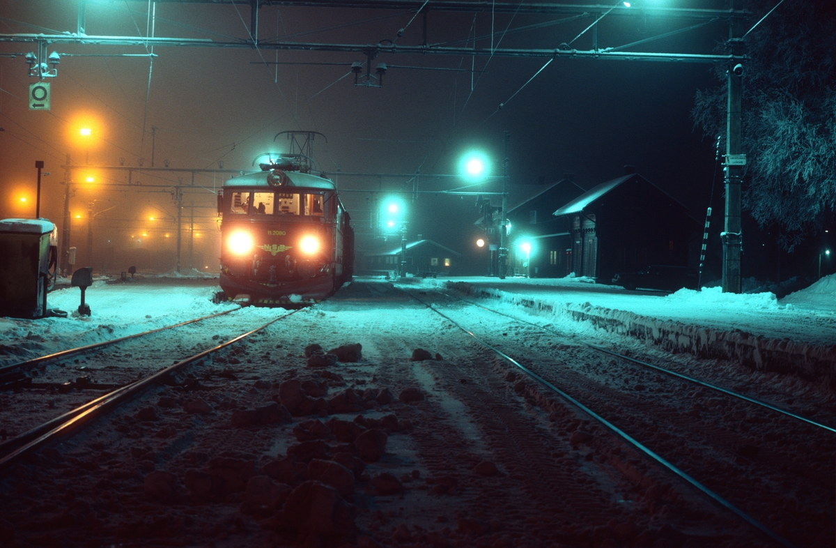 Vinterkveld på Eina stasjon. Godstog 5164 Gjøvik - Alnabru venter på avgang.