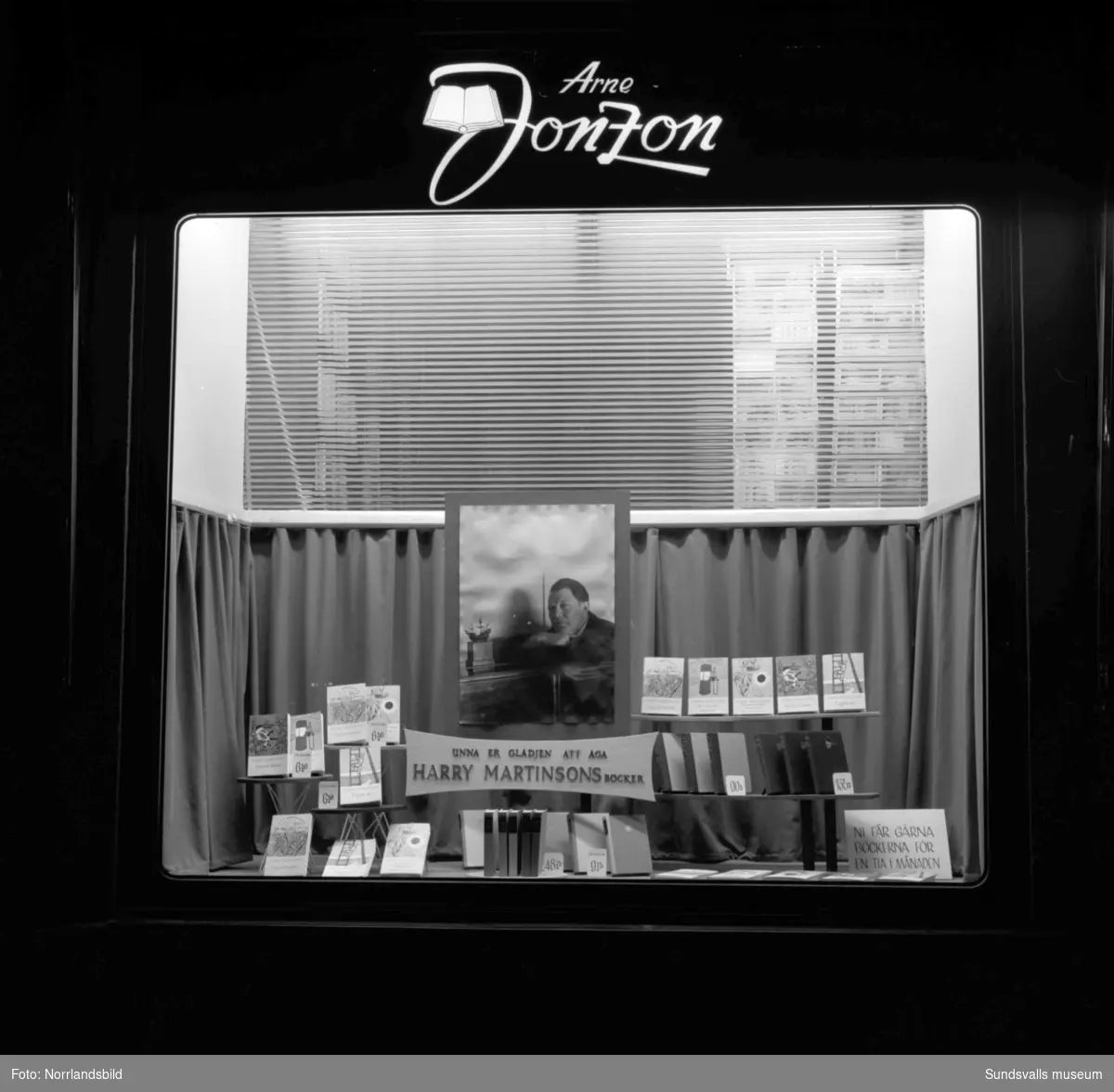 Skyltfönster hos Arne Jonzons bokhandel, Harry Martinsson.