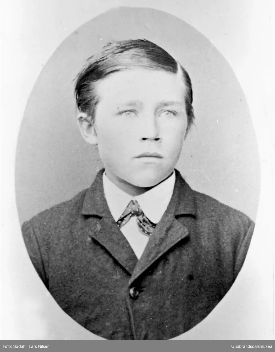 Portrettbilde, ung gutt, atelierfotografi av Henrik H. Myren.
