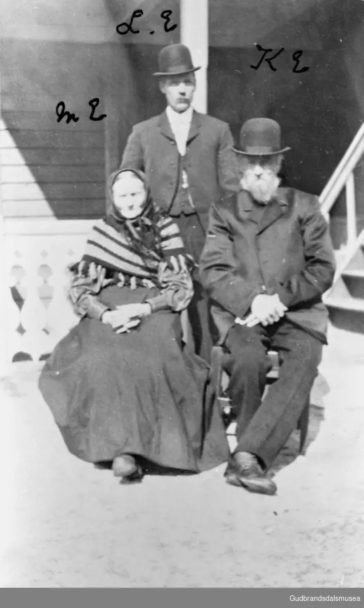 Gruppebilde, to eldre menn og en kvinne sitter utendørs (Øygarden og Enebo).