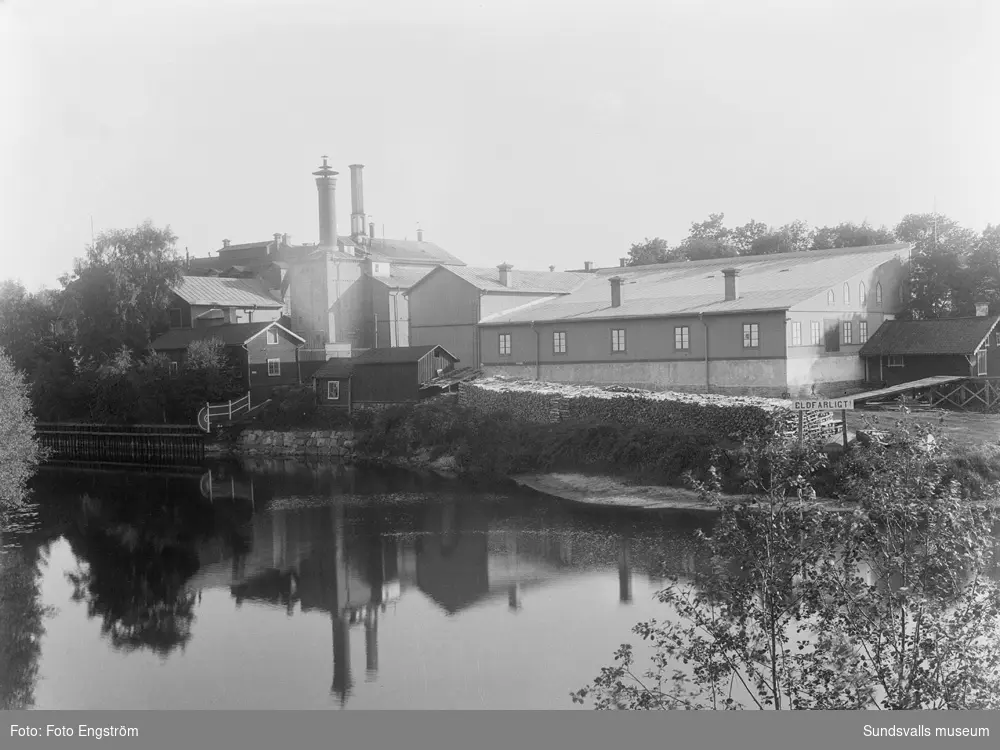 Bildsvit från Sundsvalls Ölbryggeri AB (1919-1950). Bild 1 visar de olika bryggeribyggnaderna på Åkroken. Bild 2 visar en interiör från bryggeriet med arbetare vid tappningsmaskin. Bild 3 visar en jäskällare. Bild 4 visar samma lokal som bild 2 med backar av flaskor färdiga för leverans.