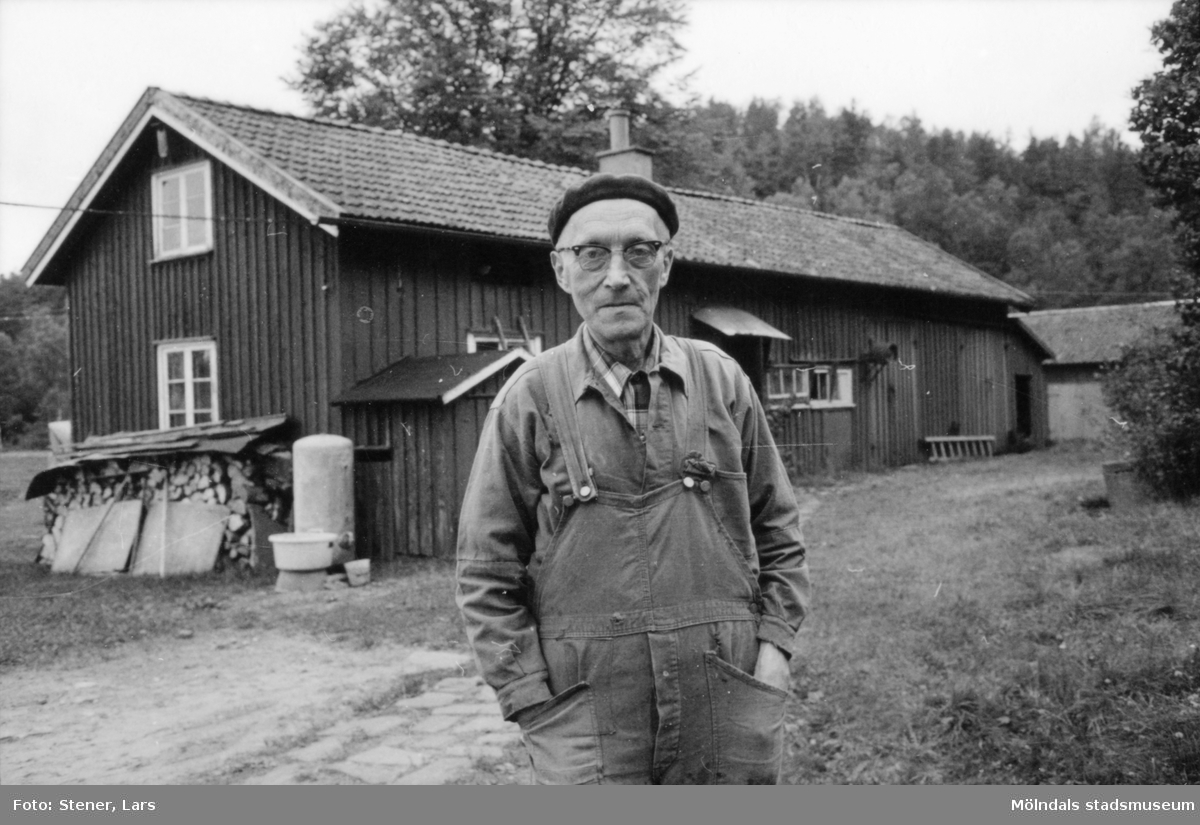 Snickaren "Elis på Holmen". Stor tillverkare av Göteborgsstolen. Gjorde ett dussin åt gången. 92 år gammal bodde han på S:t Jörgen i Göteborg.