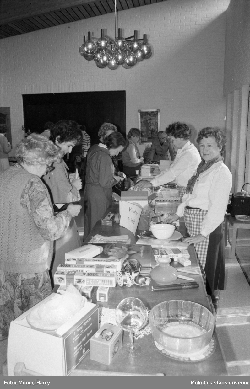 Röda Korsets vårbasar i Församlingscentrum i Lindome, år 1985. "Röda Korsets vårbasar i Lindome var mycket välbesökt."

För mer information om bilden se under tilläggsinformation.