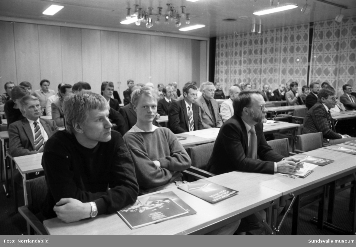 Nordisk Tidningsplåt AB har informationsträff på OK Motorhotell (Folkets hus, Aveny) i Sundsvall. Bland deltagarna syns bland andra Nils Wide och Anders Edlund från Sundsvalls Tidning.