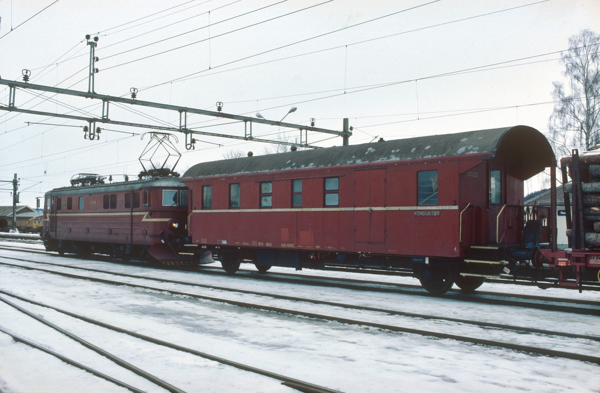 Elektrisk lokomotiv El 11 2094 og konduktørvogn BFV1 19906 i godstog 5175 (Roa - Hønefoss) på Roa stasjon. Disse vognene var opprinnelig tyske personvogner som kom til Norge under krigen. NSB bygde dem etterhvert om til kominert konduktør-, reisegods- og personvogn og de ble mye nyttet i godstog med konduktørbetjening.