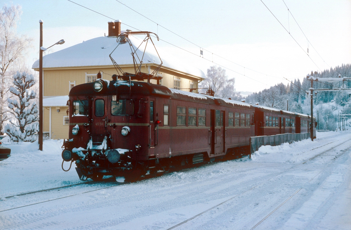 Persontog fra Jaren til Oslo S kjører inn på Roa stasjon en vinterdag. NSB elektrisk motorvognsett type 65c.