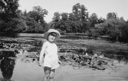 Tore Wilhelm Thams i en park i England.