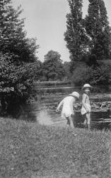 Tore Thams og hans kusine Stella Thams.