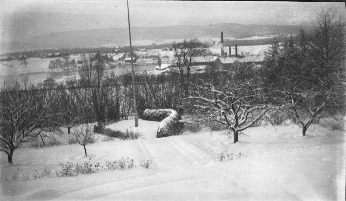 Fotoarkivet etter Gunnar Knudsen. Hagen på Borgestad gård fotografert på vinteren.