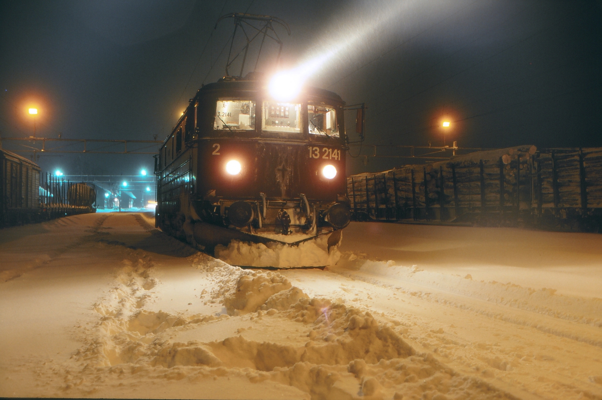 Elektrisk lokomotiv på Eina stasjon en vinternatt. El 13 2141 i godstog 5191 (Eina - Gjøvik).