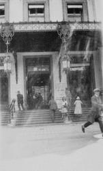 Klara Thams på trappen til et hotell el. likn.