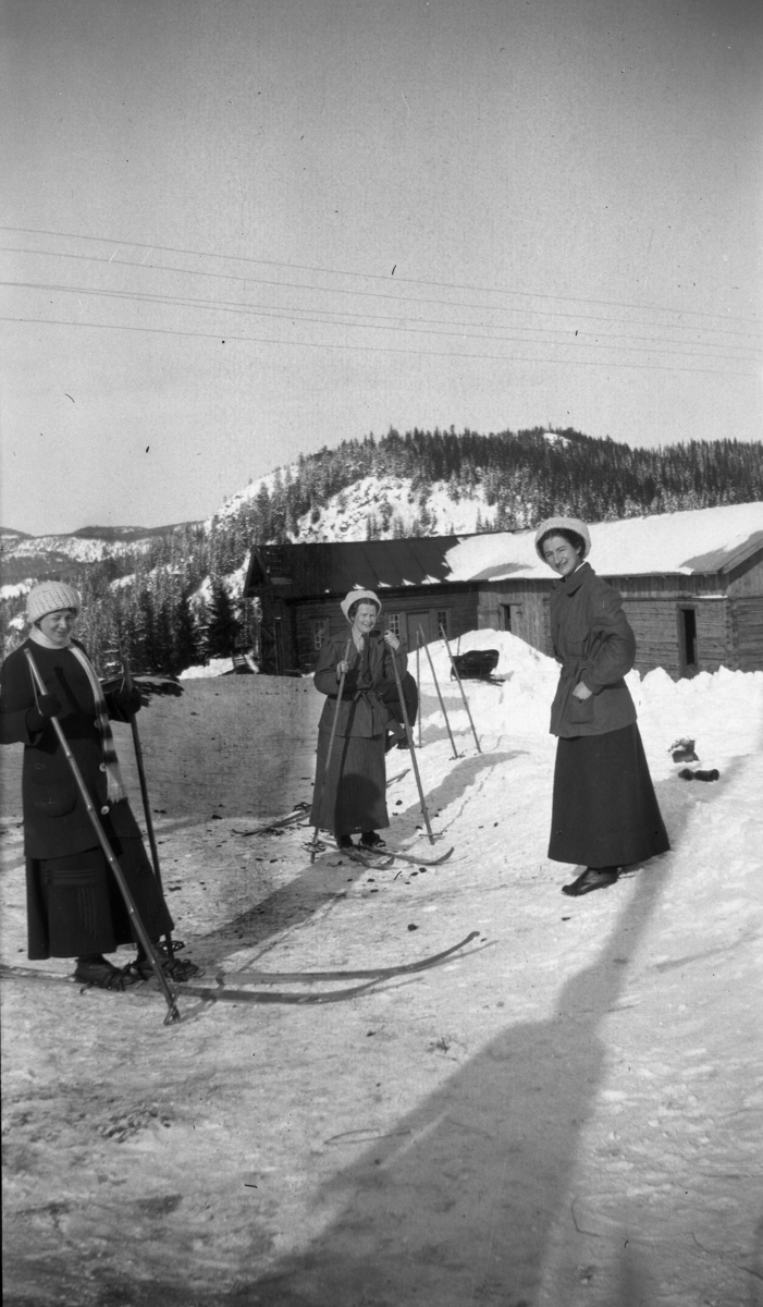 Fotoarkivet etter Gunnar Knudsen. Skitur på fjellet.