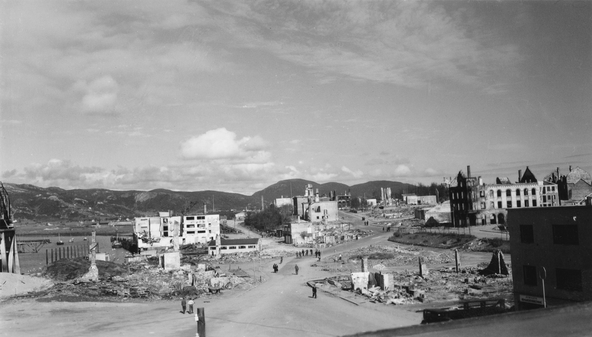 Ruiner i Bodø, etter bombingen i 1940. Bildet er tatt fra Grand hotell.