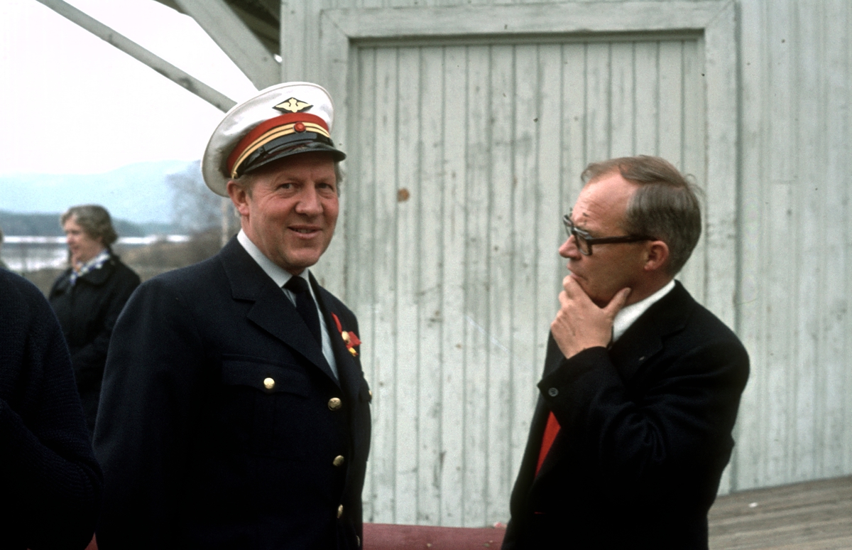 Stasjonsmester Waaler på Krøderen stasjon. Stasjonen var betjent fordi NSB kjørte ekstratog for Norsk Jernbaneklubb mellom Drammen og Krøderen. Waaler var også en av ildsjelene for å etablere museumsjernbane på Krøderbanen.