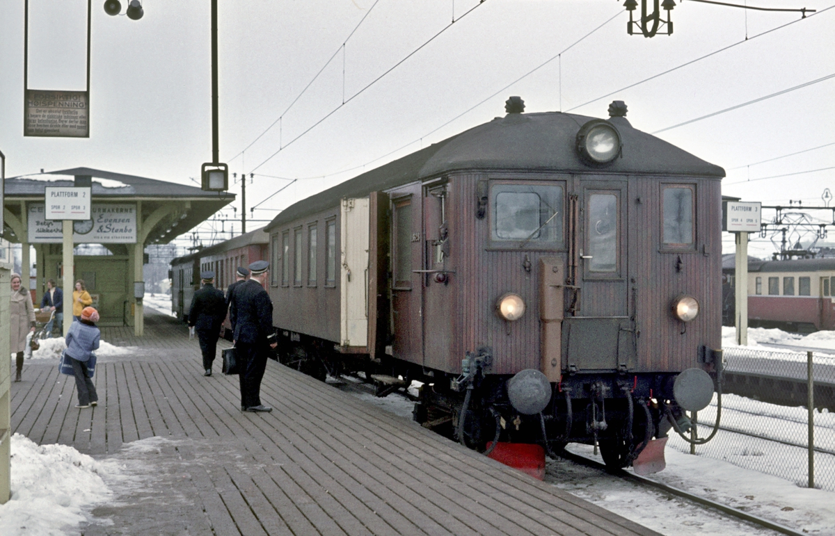 Persontog fra Eidsvoll til Oslo Ø på Lillestrøm stasjon spor 3. Elektrisk motorvognsett type 65/67. Styrevogn BFS 65 "Ubåt". Personalavløsning. Til høyre kan man se en del av motorvogn BM 67 03.
