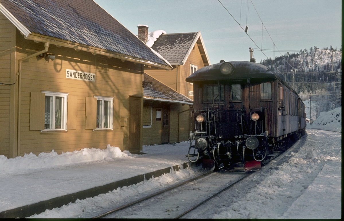 Lokaltog fra Hakadal kjører inn på Sandermosen stasjon. Styrevogn type BFS 65.