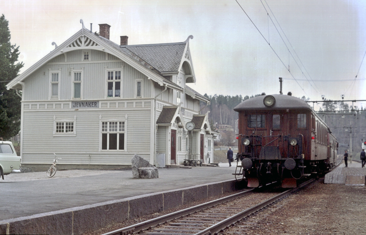 Lokaltog Roa - Hønefoss ("Kalvsjøblakken") venter på kryssende tog i Jevnaker.