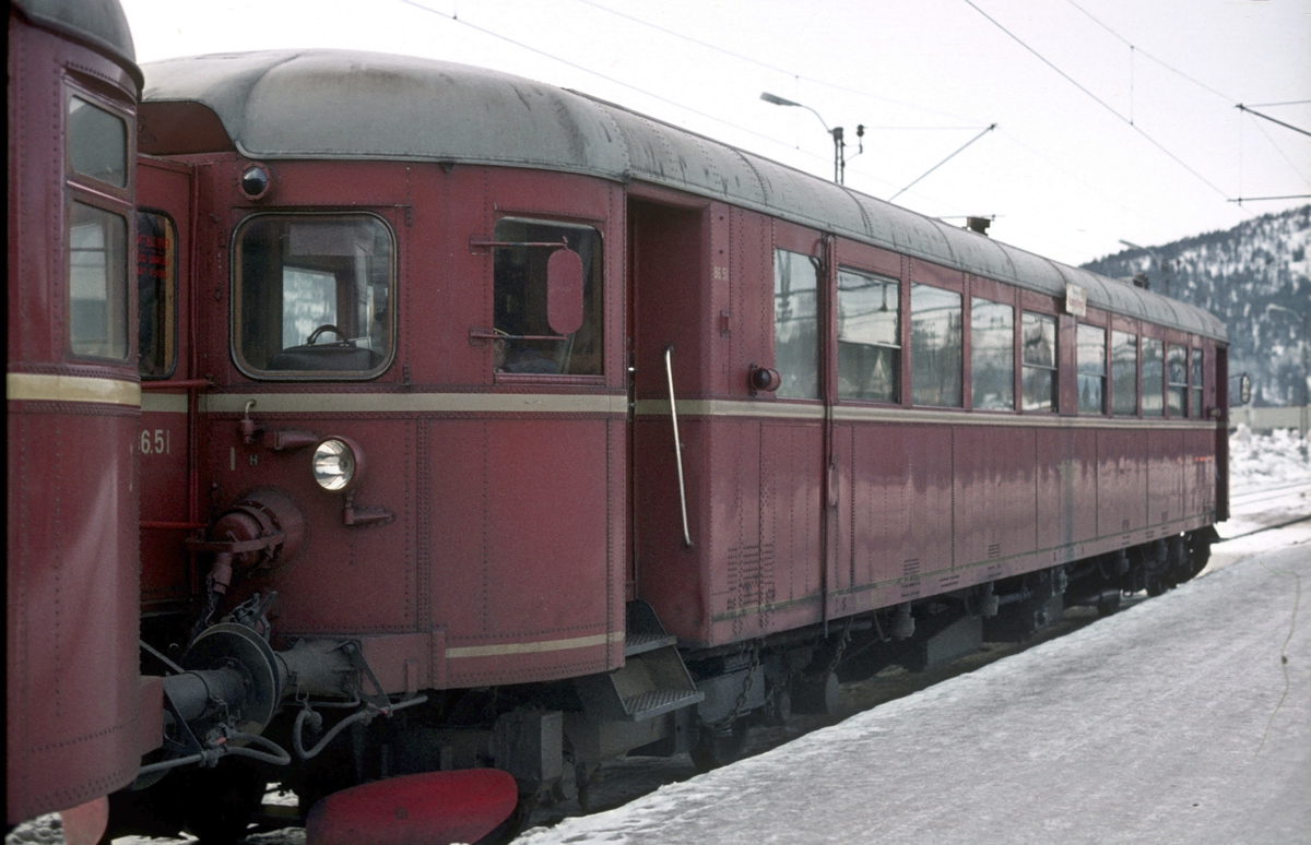 NSB dieselmotorvogn BM 86 51 på Kongsberg stasjon i tog til Rødberg, Numedalsbanen.