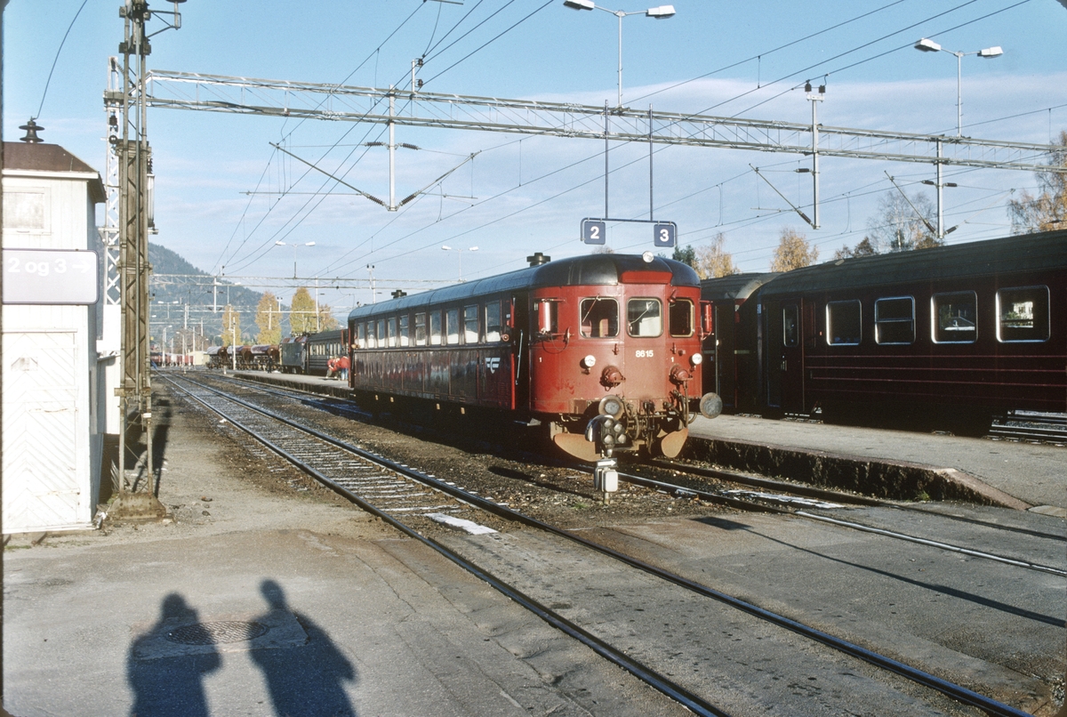 Vi har gått av Sørlandsbanens dagtog 701  på Kongsberg stasjon og i sporet ved siden av står persontog til Rødberg, Numedalsbanen. NSB dieselmotorvogn BM 86 15.