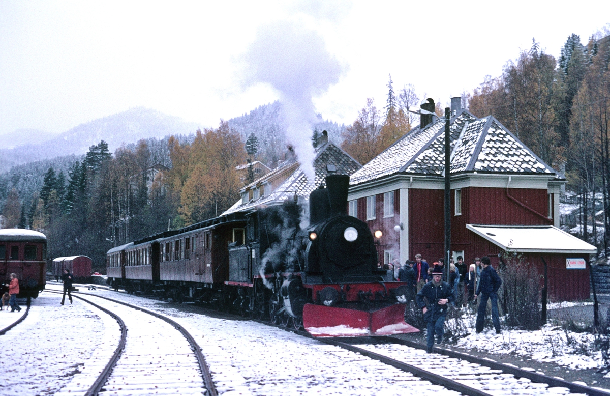 Veterantog fra Drammen har ankommet Rødberg stasjon. Damplok 21b 252. Turen ble arrangert av A/L Urskog-Hølandsbanen.