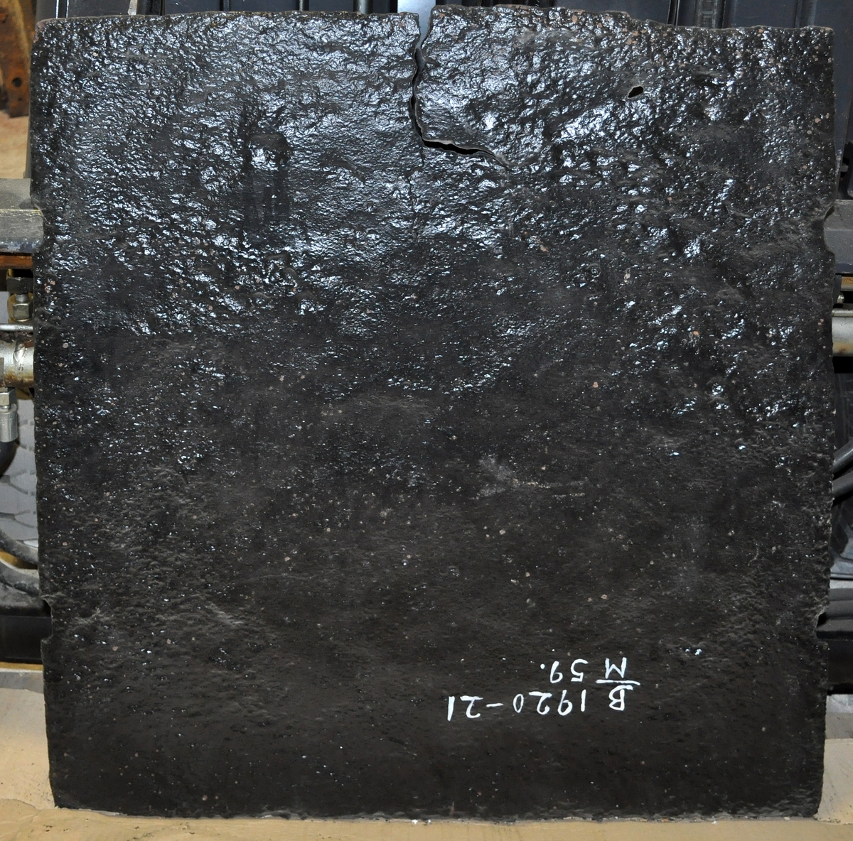 Fra protokollen (R. Berge):
Omn i ei høgd (botnplate vantar) med støypemynster i barok. Bakplata hev øvst denne innskrifti: "Alles thut in Jesu Nahm" "und so reths(?) drauf ein glaube Amen". 
Under denne ein stor sjaubladd blom, i kvart krunblad ordet: IESVS, i blomcentrum bokstavane A.M.E.N. Under blomen ymse motiv. Under desse att innskrifti: "Jesu beistand in der (Arbeit Jeder tag sein) Arbeit hat die uns mühel(?) früh und spät soll sie men von statten(?) gehen So müss Jesus bei dir stehen."
ST Anno (Jahr)  MT 1668 (Aarst. utydelegt).
Framstamnen som bakstamnen, men vantar alt som er nedanfor blomen.
Langsidune hev eit stort landskap, med ein islagd kanal(?), der ein mann gjeng paa (is)styltrur; han hev mist den eine og held paa aa dette i koll. Bak honom paa isen ser ein folk skuvar kvarandre paa kjolke. Bak kanalen landskap. Ikring bilætet er ei raame av baroksveivar. Yvi raama er ei innskrift, som luar: "Wer will närsisch(?) grösser sein Schadt ihm (je?) ... legt umehr ein."
Under bilætet au tysk innskrift, men støypingi er paa baae platune so utydeleg at ein fær kje samanheng i ho. 
Hyrneskinune vantar.