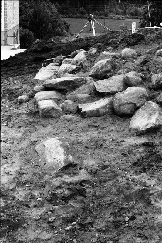 Utgrävning av gravhög vid Väne Åsaka skola.