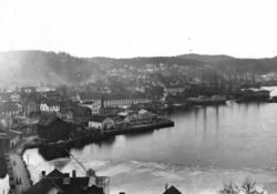 P.A.Heuchsgate. Kragerø hovedby sett fra Øya. Ca. 1900-12.