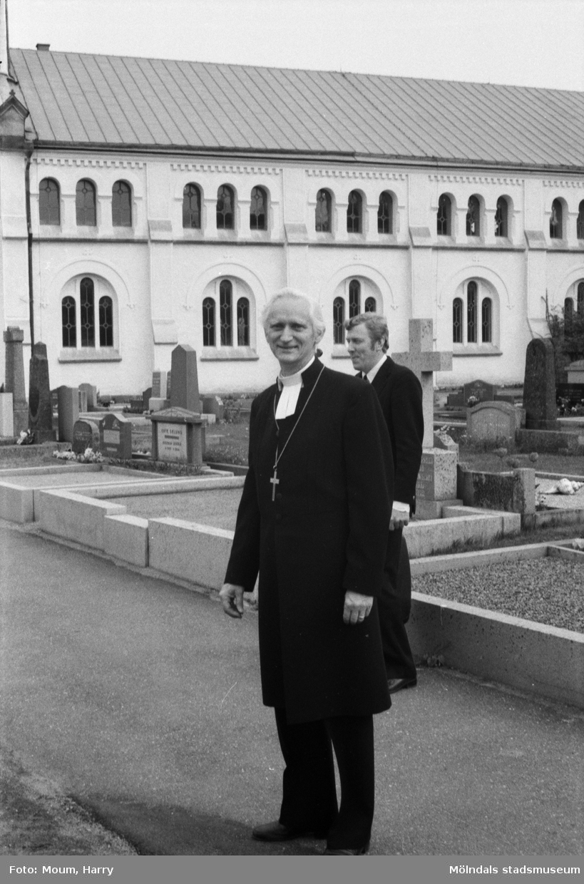 Lindome kyrka firar 100-årsjubileum, år 1985. Biskop Bertil E. Gärtner.

För mer information om bilden se under tilläggsinformation.