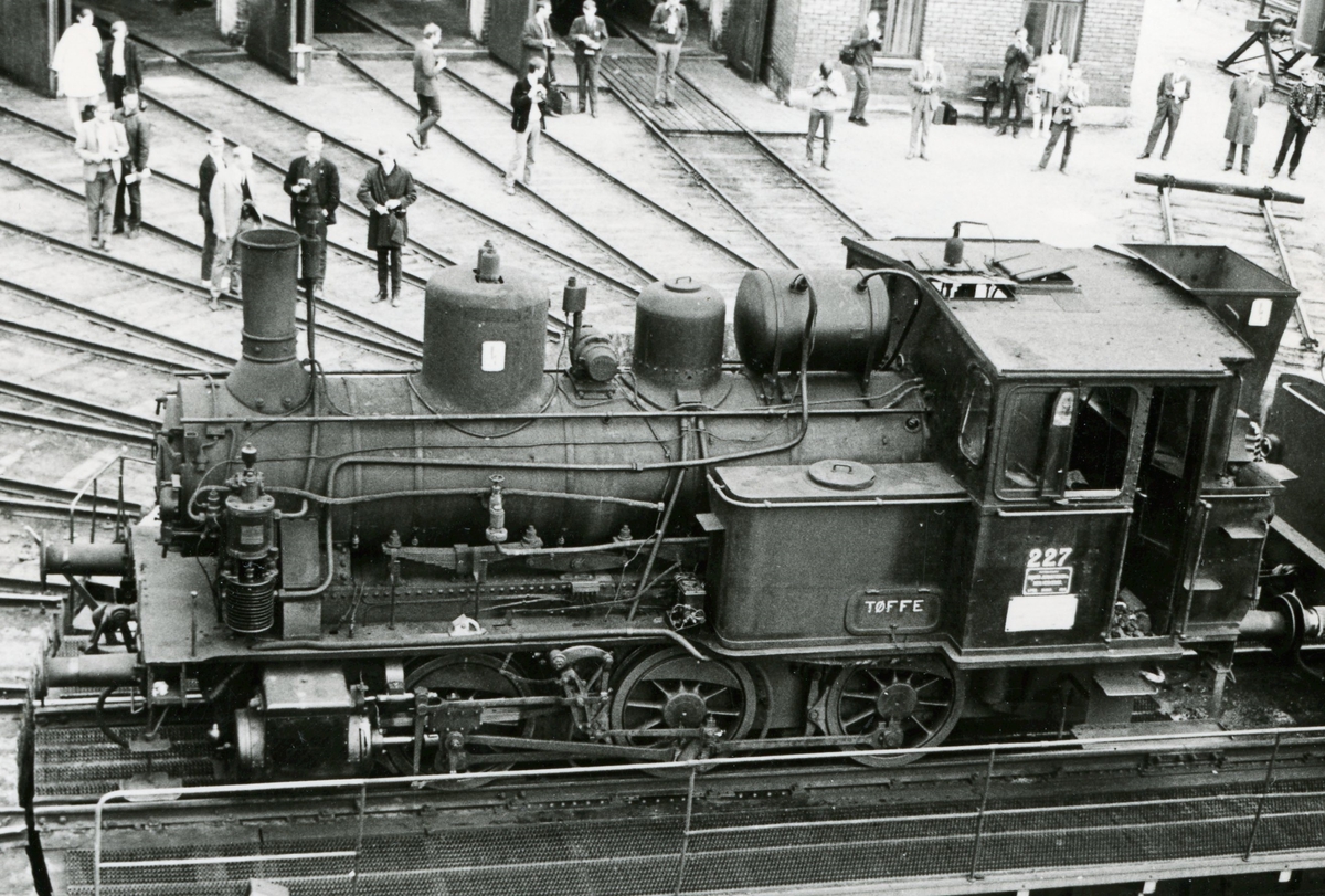 Damplok type 25a nr. 227 på Hamar stasjon. Lokomotivet er trukket frem for fotografering i forbindelse med Svenska Järnvägsklubbens veterantogstur.