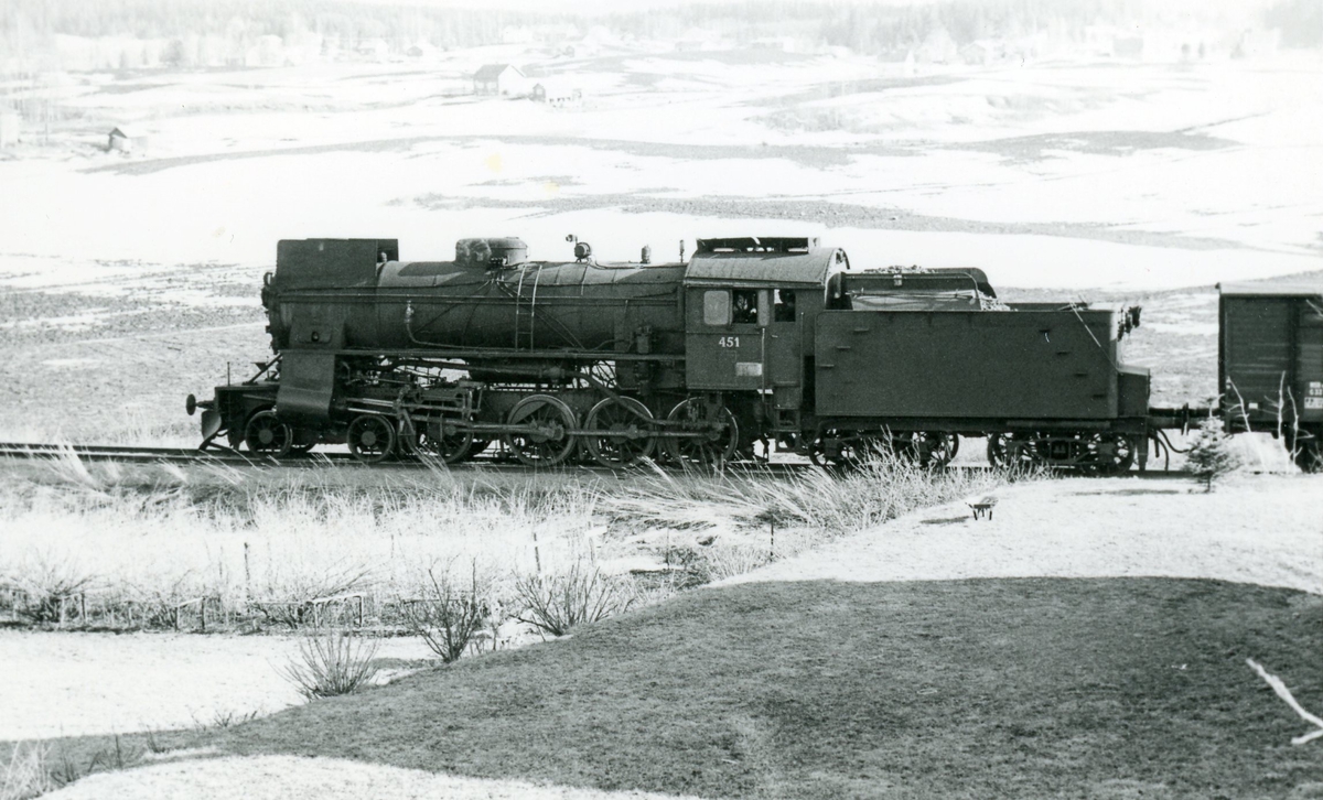Damplok type 31b nr. 451 i godstog fra Skreia til Eina.
