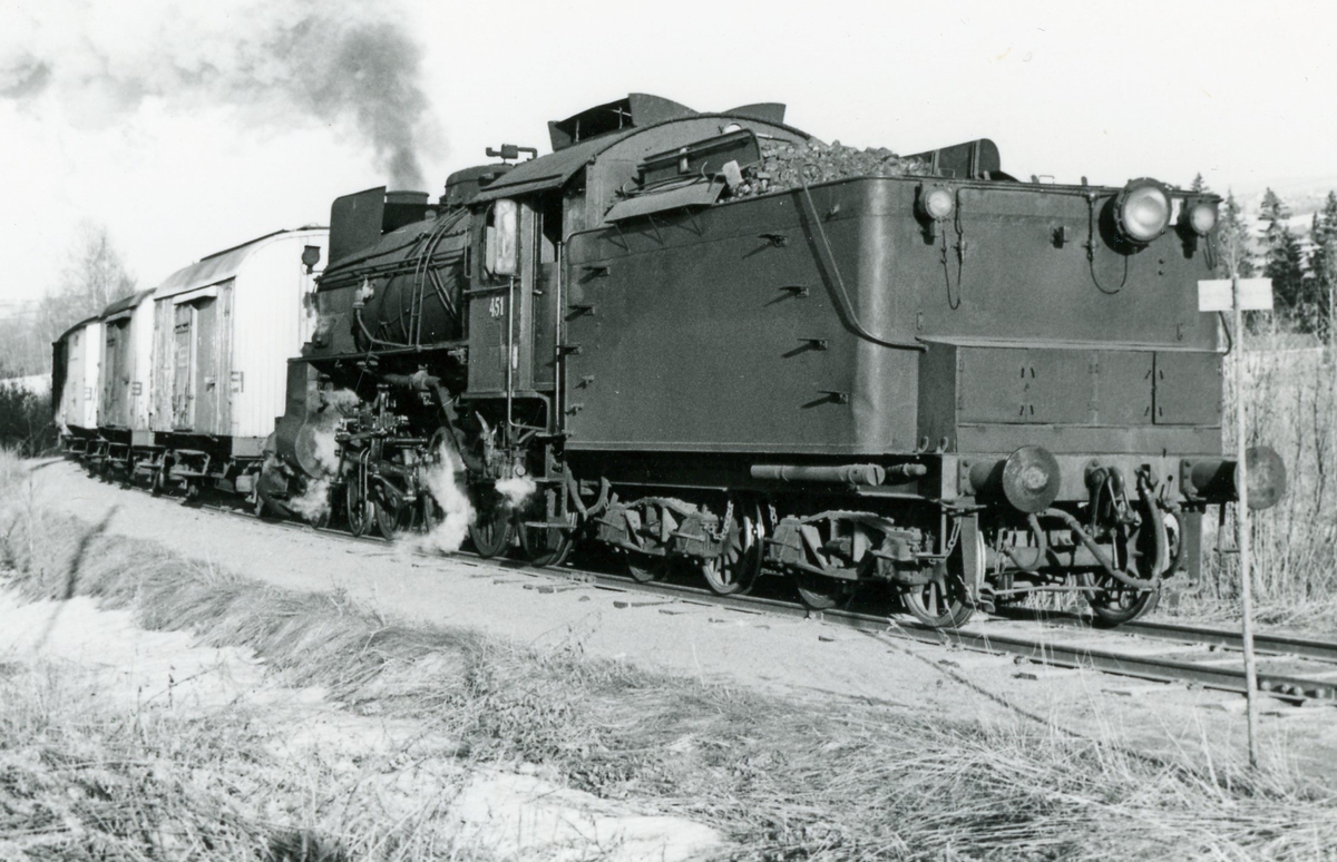 Damplokomotiv type 31b nr. 451 med godstog til Skreia fra Eina.