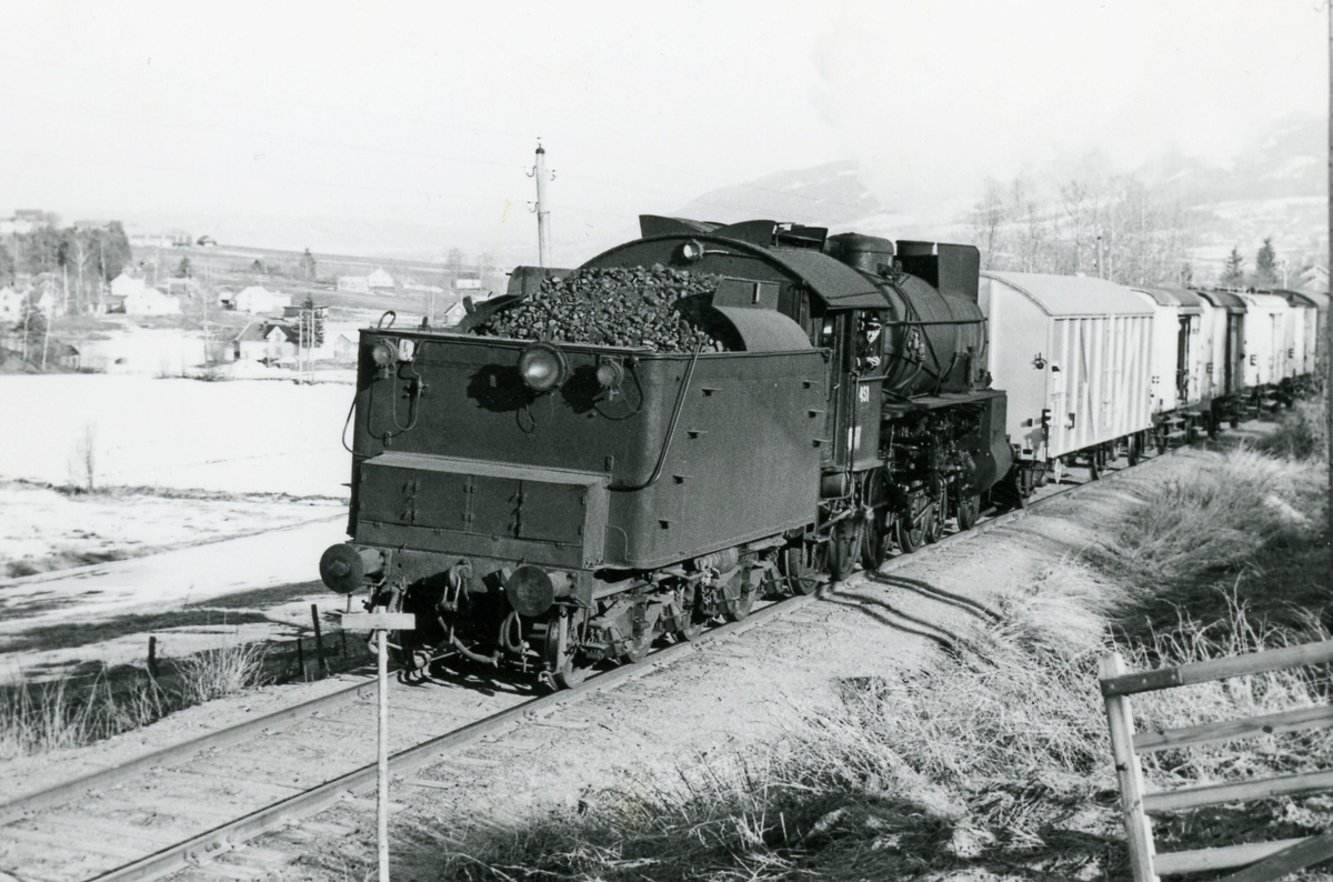 Damplokomotiv type 31b nr. 451 med godstog fra Eina til Skreia