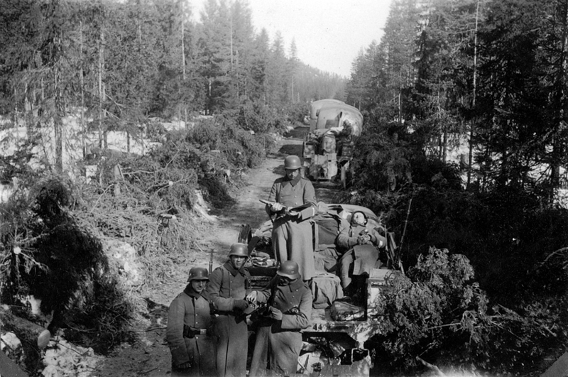 Tysk soldater før kampen ved Åsta venter på å gå til angrep. Foto, Øyvind Leonsens billedsamling